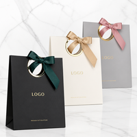 Sac de shopping en papier de luxe personnalisé avec logo en feuille d'or, poignée en ruban, emballage cadeau réutilisable pour boutique, vente en gros