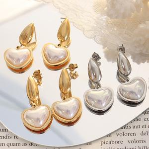 Orecchini pendenti a forma di cuore con conchiglia di vetro di lusso in acciaio inossidabile placcato oro 18 carati impermeabili per le donne - Product Image 4