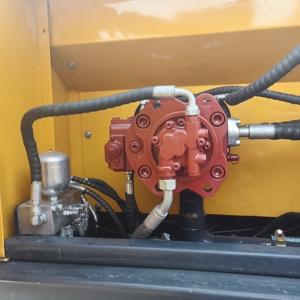 Excavatrice hydraulique Hyundai R305LC d'occasion de 30 tonnes avec moteur Cummins, pompe à engrenages et chenilles longues pour applications minières et travaux de terrassement lourds - Product Image 2