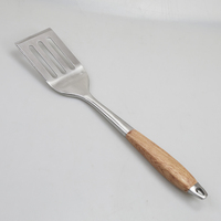 Ensemble de 4 outils de barbecue en acier inoxydable avec manche en bois, accessoires de grillade dans une boîte kraft pour la cuisine en plein air