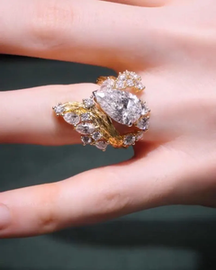 Anillo de Compromiso Clásico con Diamante Cultivado en Laboratorio de 2 Quilates en Forma de Pera, Certificado IGI, Oro Amarillo de 14K, Diseño Floral, APRICOT JEWELS - Product Image 6