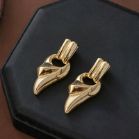 Boucles d'oreilles pendantes sculpturales abstraites plaquées or 18 carats, boucles d'oreilles en métal texturé irrégulier pour femmes, bijoux tendance