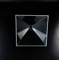 Accessoire haute couture acrylique quadrangulaire 3D stéréoscopique effet d'imagerie moule à l'étranger populaire expérience Lucite pyramide