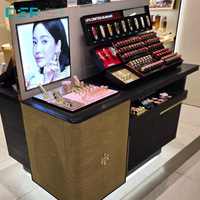 Comptoir central de présentation de maquillage en bois avec revêtement laqué brillant et écran numérique, fabriqué par l'usine DSP au Vietnam