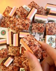 Juego de Mahjong Americano Personalizado de Lujo CHIVAN, con Fichas Acrílicas Transparentes con Diseño Floral de Ámbar y Melocotón, Talladas Artísticamente, para Coleccionistas - Product Image 5