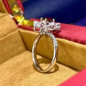 Bague Halo Florale en Rubis Non Chauffé en Or Blanc 18K avec 36 Diamants d'Accent Totalisant 0,671ct, Bijou Fantaisie pour Femme à Tige Torsadée - Product Image 2