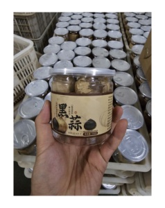 <span class=keywords><strong>Ail</strong></span> noir cuit au four au goût naturellement sucré, fournisseur d'emballages et d'étiquettes personnalisés pour l'<span class=keywords><strong>ail</strong></span> noir fermenté <span class=keywords><strong>pelé</strong></span> et <span class=keywords><strong>non</strong></span> <span class=keywords><strong>pelé</strong></span> - Product Image 1