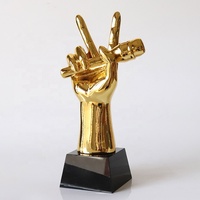 Sur Mesure en résine couleur Or voix main trophée avec base en cristal
