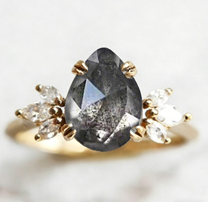 Bague de fiançailles romantique Alexander pour femme en or massif 18 carats avec sertissage à griffes et pierre précieuse taille poire - Product Image 2