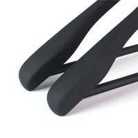Cintres en bois noir Cintre en bois enduit de caoutchouc personnalisé avec barre pour costume de manteau