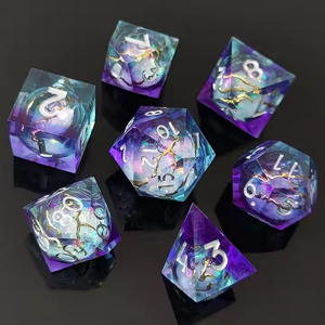 Set di Dadi DND da 7 Pezzi in Resina Trasparente con Nucleo Liquido, Effetto Sabbie Mobili Dorate e Argentate, Bordi Affilati, Design Sognante - Product Image 5