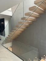 Escalier flottant Tanlong, escalier droit moderne en bois, garde-corps en verre sans cadre