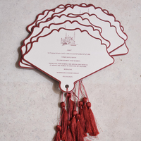 Cartes de menu personnalisées en papier en forme d'éventail avec motif imprimé numériquement et pompon pour réception de mariage artistique ou fête