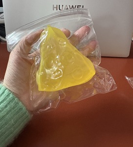 Origineel feestelijk stressverlichtend cadeau: transparante honingdriehoek kaas squishy speelgoed van kokosolie, vaseline en maltose, niet-terugverende knijpfiguur - Product Image 5