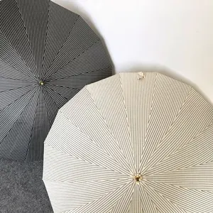 Großhandel einfacher versandfertiger automatischer hölzerner Griff gerader Regenschirm für den Regen