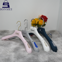Maßgeschneiderte Anzugbügel in Boutique-Qualität mit Hosenstange, gummiertem Kunststoff-Kleiderbügel für Mäntel