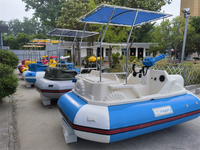 Bateau tamponneur électrique en plastique rigide PE pour 4 personnes, avec pompe à eau, pour location en lac, toit rigide épais, commande par roues, pour un divertissement de collision amusant