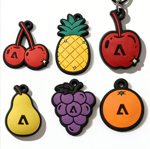 Llavero de PVC con diseño de frutas de dibujos animados personalizado, llavero de goma suave con forma de cereza, piña, naranja, uva, pera, para regalo promocional - Product Image 1