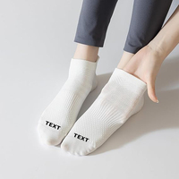 Chaussettes de Yoga et Pilates Antidérapantes Personnalisées pour Femmes avec Logo et Couleurs Unies, Design et Maquette Gratuits