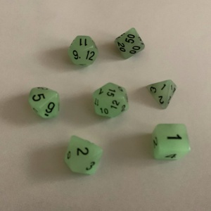Ensemble de 7 dés polyédriques fluorescents avec chiffres numériques pour jeux de rôle de table – Collection de dés brillants - Product Image 5