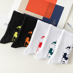 Chaussettes <span class=keywords><strong>d</strong></span>écontractées uniques et élégantes en coton multicolores avec des motifs de graffitis et <span class=keywords><strong>d</strong></span>'<span class=keywords><strong>encre</strong></span> pour hommes et femmes, à porter au quotidien - Product Image 4