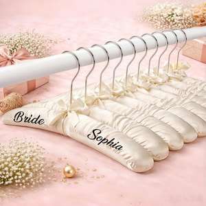 Cintres pour demoiselles d'honneur, cintre personnalisé pour robe de mariée, cadeau pour enterrement de vie de jeune fille, accessoires pour robe de mariée - Product Image 1