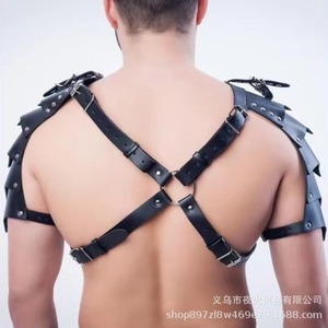 Espectáculos eróticos de bondage en cuero al estilo europeo y americano, hombres guapos de discoteca bailando en barra con disfraces de armadura, parejas. - Product Image 2