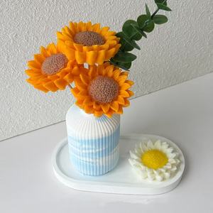 Candela a Forma di Girasole Fresca con Fragranza a Lunga Durata e Modellazione Artistica Creativa per Ornamento Quotidiano da Scrivania - Product Image 3