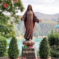 Statue de la Vierge Marie en bronze, taille réelle, mains jointes, sur un cherubin, bronze foncé, décoration d'église et de cathédrale