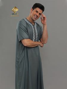 Túnica de oración Al Haramain para hombre, de algodón, cuello en V, manga corta, largo hasta el tobillo, gris liso, bordada, modesta y holgada - Product Image 3