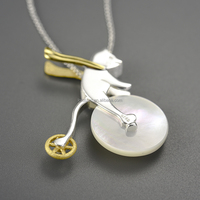 Pendentif en argent sterling 925 plaqué or 18 carats, fait main par Lotus Fun, motif petit ours sur un vélo coquillage, bijoux fins pour femmes