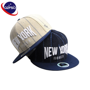 Casquette de baseball structurée à 5 panneaux QZFSO OEM, bicolore noir, blanc, bleu, colorée, avec broderie personnalisée et rayures, style snapback - Product Image 1