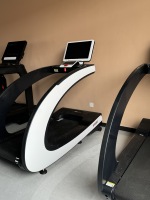 Cinta de correr comercial con amortiguación inteligente directa de fábrica con pantalla LCD para ver películas
