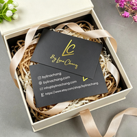 Cartes de visite personnalisées haut de gamme au design minimaliste noir et or pour les vendeurs