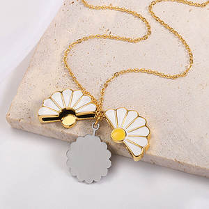 Collar de mujer con dije de margarita, chapado en oro PVD de 14k/18k, de acero inoxidable 316L, joyería fina, personalizable para grabado. - Product Image 3