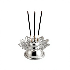 Lampe à huile traditionnelle en laiton gravée motif lotus, porte-encens décoratif pour Pooja, idéal pour la maison et le temple pendant Diwali - Product Image 1