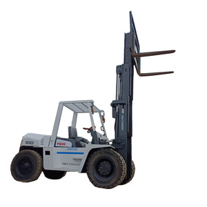 Chariot élévateur TCM d'occasion 10 tonnes Diesel modèle FD100, hauteur de levage 4,5 mètres avec fourches automatiques, déplaceur latéral hydraulique, pneus pleins - Product Image 1