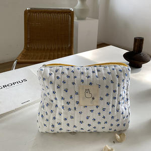 Sac cosmétique à motifs floraux en pur coton avec logo personnalisé Pochette de maquillage matelassée à la mode Organisateur de toilette de <span class=keywords><strong>voyage</strong></span> personnalisé avec fermeture éclair - Product Image 5