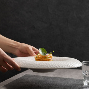 Piatti rotondi irregolari ecologici in porcellana con Design antirughe da Dessert set di caricabatterie profondo per uso ristorante - Product Image 2