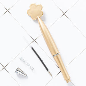 Stylo bille en plastique créatif à motif floral de dessin animé, personnalisable avec logo imprimé, pour la papeterie de bureau – Vente en gros - Product Image 4