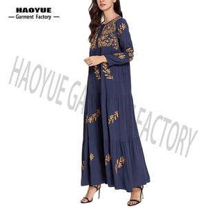 Vêtements islamiques modernes, robe longue plissée marine avec broderie <span class=keywords><strong>de</strong></span> feuilles, abaya plissée avec feuilles - Product Image 3