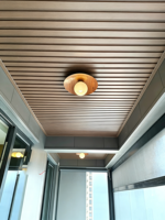 Plafonds artistiques perforés en WPC de style moderne, ignifuges, à grain de bois décoratif, en PVC pour hôtels, grille de plafond facile à installer