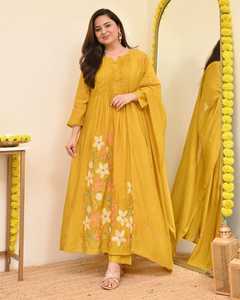 Salwar Kameez Anarkali en coton brodé de fleurs jaunes modernes pour femmes, coupe régulière, pour les occasions spéciales, les mariages, les tenues décontractées - Product Image 2