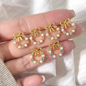 Hermosas Joyas para Niñas Foxi al por Mayor, Aretes con Lazo y Múltiples Gemas Azules y Perlas Encantadoras - Product Image 4