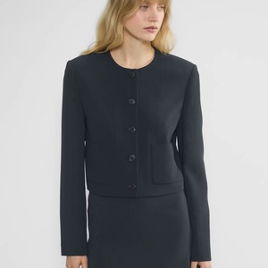 Blazer ligero y transpirable personalizable para mujer con decoración de botones Patrón sólido Tejido corto tejido con bolsillos - Product Image 1