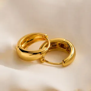 Perhiasan Mungil Awal Anting-Anting Chunky Lingkaran Minimalis Dasar Berlapis Emas 18K untuk Wanita