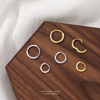 Boucles d'oreilles créoles épaisses classiques minimalistes en argent sterling plaqué or 18 carats brillantes hypoallergéniques pour femmes