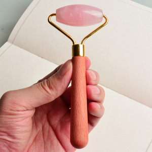 Set di strumenti per massaggio Gua Sha con rullo di giada HY Best, 100% giada rosa naturale, rullo per il viso in legno, utilizzabile anche come massaggiatore per collo e occhi gonfi. - Product Image 1