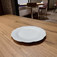 Assiette en céramique blanche de 8,85 pouces en forme de feuille de lotus, personnalisable avec logo OEM, de haute qualité, pour servir des collations, vente en gros