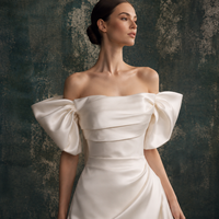 Robe de mariée plissée en satin sans bretelles avec dentelle, manches courtes, froncée, coupe trapèze, mini, traîne chapelle, couleur et taille personnalisables, design dos nu